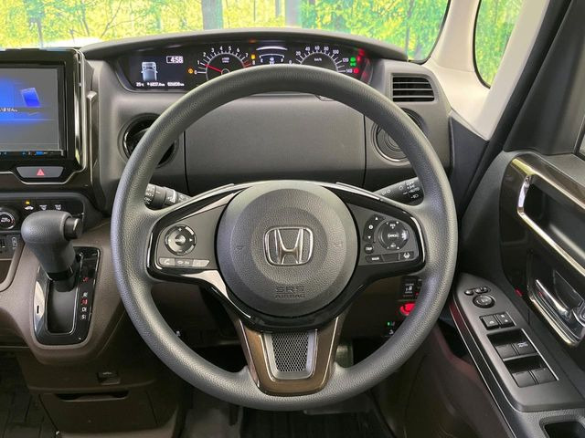 �C���e���A�ɍ��킹���f�U�C���̃X�e�A�����O�́A�^�]�������̂��Ƃ��l���A�^�]���₷���`��A�傫���ł��B�����x�A���ۂɐG���Ă��m���߂��������B