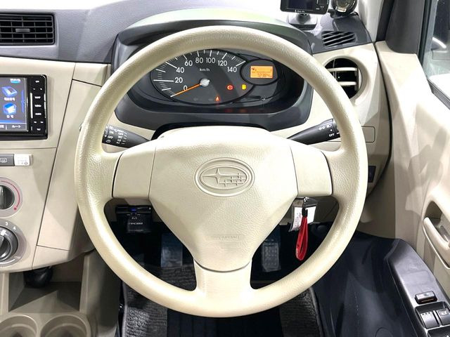 �C���e���A�ɍ��킹���f�U�C���̃X�e�A�����O�́A�^�]�������̂��Ƃ��l���A�^�]���₷���`��A�傫���ł��B�����x�A���ۂɐG���Ă��m���߂��������B