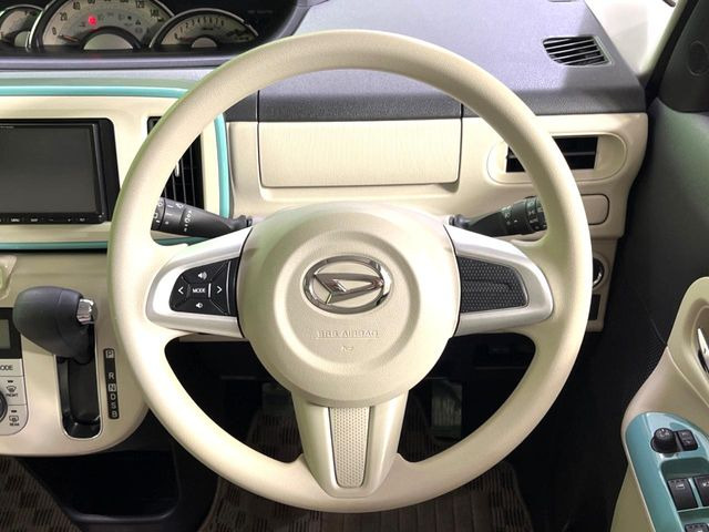 インテリアに合わせたデザインのステアリングは、運転される方のことも考え、運転しやすい形状、大きさです。是非一度、実際に触ってお確かめください。