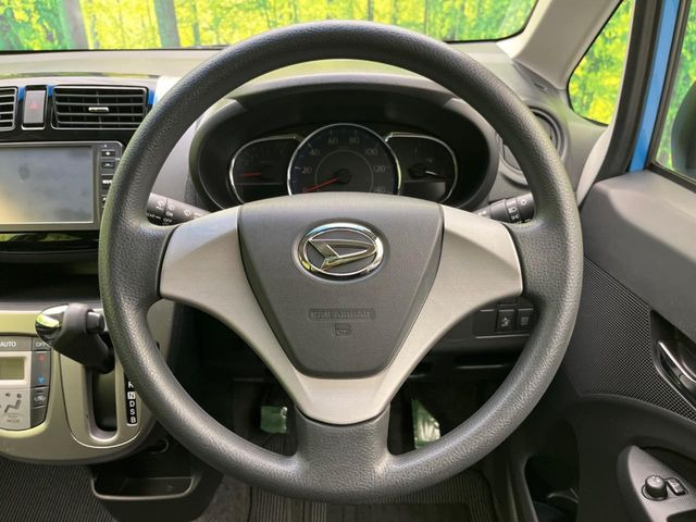 �C���e���A�ɍ��킹���f�U�C���̃X�e�A�����O�́A�^�]�������̂��Ƃ��l���A�^�]���₷���`��A�傫���ł��B�����x�A���ۂɐG���Ă��m���߂��������B