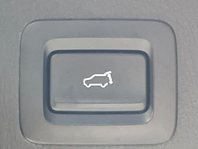 【パワーバックドア】スマートキーや運転席のボタンを押すだけでリアゲートが自動で開閉します!荷物を持っている時や、高い位置にあるバックドアを閉める際に便利な機能です♪