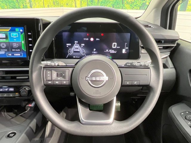 �C���e���A�ɍ��킹���f�U�C���̃X�e�A�����O�́A�^�]�������̂��Ƃ��l���A�^�]���₷���`��A�傫���ł��B�����x�A���ۂɐG���Ă��m���߂��������B
