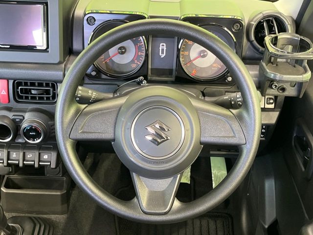�C���e���A�ɍ��킹���f�U�C���̃X�e�A�����O�́A�^�]�������̂��Ƃ��l���A�^�]���₷���`��A�傫���ł��B�����x�A���ۂɐG���Ă��m���߂��������B