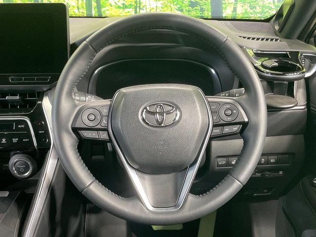 インテリアに合わせたデザインのステアリングは、運転される方のことも考え、運転しやすい形状、大きさです。是非一度、実際に触ってお確かめください。