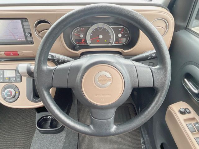 �C���e���A�ɍ��킹���f�U�C���̃X�e�A�����O�́A�^�]�������̂��Ƃ��l���A�^�]���₷���`��A�傫���ł��B�����x�A���ۂɐG���Ă��m���߂��������B