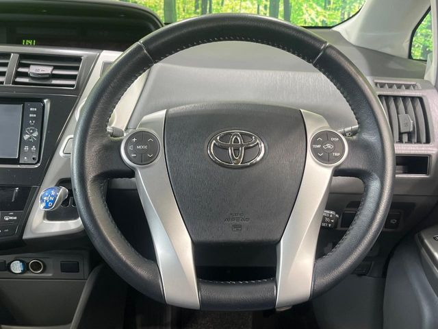 �C���e���A�ɍ��킹���f�U�C���̃X�e�A�����O�́A�^�]�������̂��Ƃ��l���A�^�]���₷���`��A�傫���ł��B�����x�A���ۂɐG���Ă��m���߂��������B