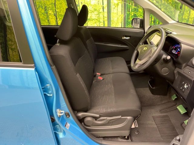 �C���e���A�ɍ��킹���f�U�C���̃X�e�A�����O�́A�^�]�������̂��Ƃ��l���A�^�]���₷���`��A�傫���ł��B�����x�A���ۂɐG���Ă��m���߂��������B