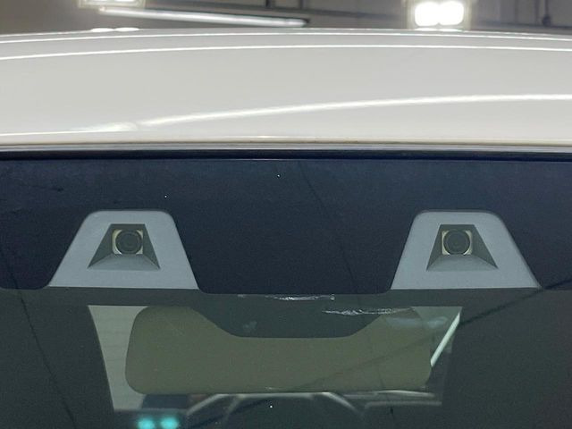【衝突軽減装置】走行中に前方の車両等を認識し、衝突しそうな時は警報とブレーキで衝突回避と被害軽減をアシスト。より安全にドライブをお楽しみいただけます。