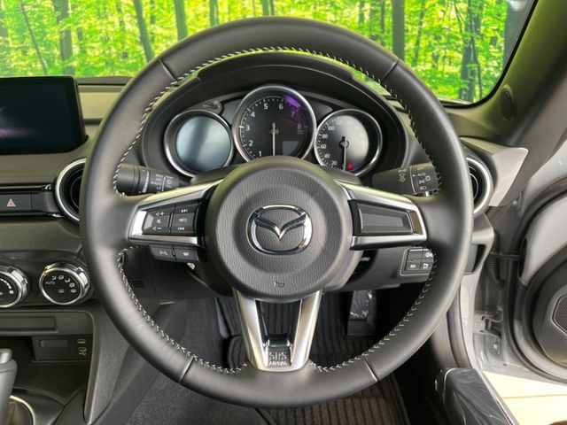 �C���e���A�ɍ��킹���f�U�C���̃X�e�A�����O�́A�^�]�������̂��Ƃ��l���A�^�]���₷���`��A�傫���ł��B�����x�A���ۂɐG���Ă��m���߂��������B