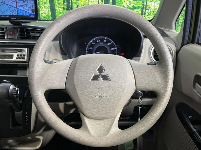 �C���e���A�ɍ��킹���f�U�C���̃X�e�A�����O�́A�^�]�������̂��Ƃ��l���A�^�]���₷���`��A�傫���ł��B�����x�A���ۂɐG���Ă��m���߂��������B