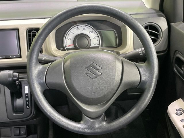 �C���e���A�ɍ��킹���f�U�C���̃X�e�A�����O�́A�^�]�������̂��Ƃ��l���A�^�]���₷���`��A�傫���ł��B�����x�A���ۂɐG���Ă��m���߂��������B