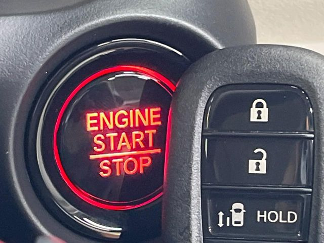 �yHonda�X�}�[�g�L�[�z�J�o����|�P�b�g�ɓ��ꂽ�܂܂ł��h�A�̎{���E�������\�ȃX�}�[�g�L�[�𑕔��B�G���W���̃I���E�I�t�����J�M�����o���K�v����������Ƃ��Ă��֗��ł���