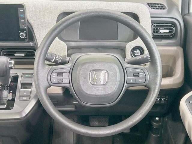 �C���e���A�ɍ��킹���f�U�C���̃X�e�A�����O�́A�^�]�������̂��Ƃ��l���A�^�]���₷���`��A�傫���ł��B�����x�A���ۂɐG���Ă��m���߂��������B