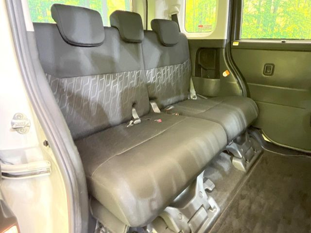 後部座席も気になるようなキズ・汚れやへたり等、大きなダメージはなく、良好な状態です。