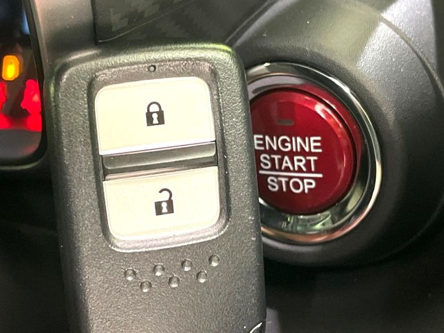 �yHonda�X�}�[�g�L�[�z�J�o����|�P�b�g�ɓ��ꂽ�܂܂ł��h�A�̎{���E�������\�ȃX�}�[�g�L�[�𑕔��B�G���W���̃I���E�I�t�����J�M�����o���K�v����������Ƃ��Ă��֗��ł���