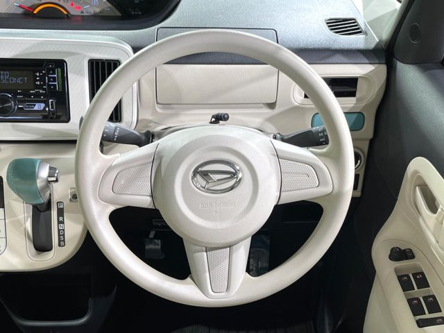 �C���e���A�ɍ��킹���f�U�C���̃X�e�A�����O�́A�^�]�������̂��Ƃ��l���A�^�]���₷���`��A�傫���ł��B�����x�A���ۂɐG���Ă��m���߂��������B