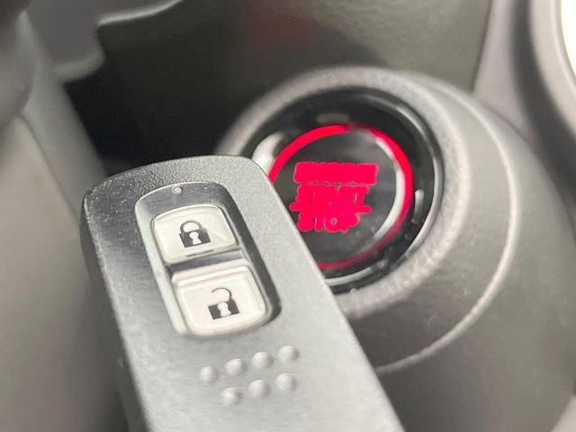�yHonda�X�}�[�g�L�[�z�J�o����|�P�b�g�ɓ��ꂽ�܂܂ł��h�A�̎{���E�������\�ȃX�}�[�g�L�[�𑕔��B�G���W���̃I���E�I�t�����J�M�����o���K�v����������Ƃ��Ă��֗��ł���