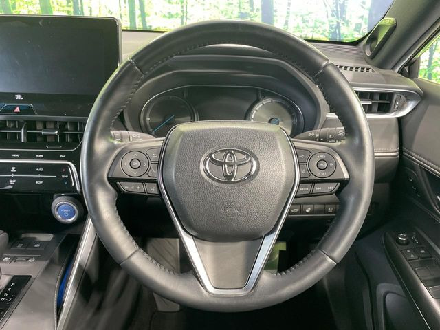 インテリアに合わせたデザインのステアリングは、運転される方のことも考え、運転しやすい形状、大きさです。是非一度、実際に触ってお確かめください。