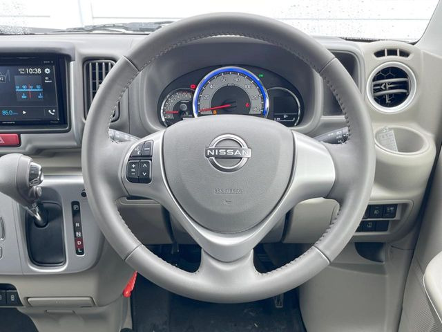 �C���e���A�ɍ��킹���f�U�C���̃X�e�A�����O�́A�^�]�������̂��Ƃ��l���A�^�]���₷���`��A�傫���ł��B�����x�A���ۂɐG���Ă��m���߂��������B