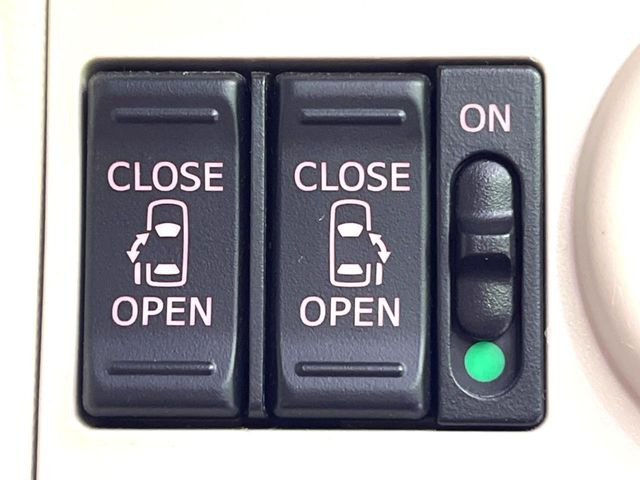 【両側パワースライドドア】スマートキーや運転席のスイッチで後席両側スライドドアの開閉が可能♪電動だから力を入れてドアを開ける必要が無く、小さなお子様でも簡単に開け閉めでき快適です♪