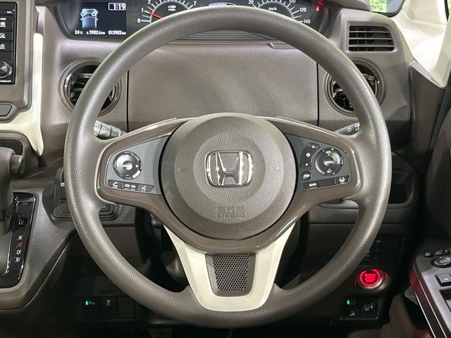 �C���e���A�ɍ��킹���f�U�C���̃X�e�A�����O�́A�^�]�������̂��Ƃ��l���A�^�]���₷���`��A�傫���ł��B�����x�A���ۂɐG���Ă��m���߂��������B