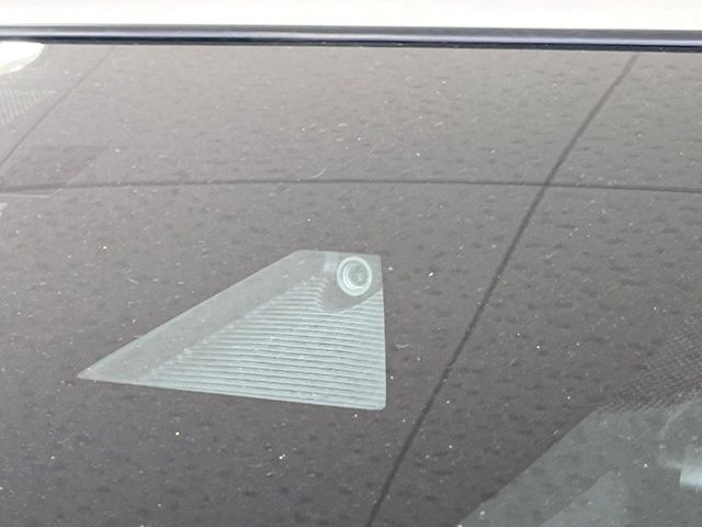 【スマートシティブレーキサポート】低速走行中に前方の車両等を認識し、衝突しそうな時は警報とブレーキで衝突回避と被害軽減をアシスト。より安全にドライブをお楽しみいただけます。