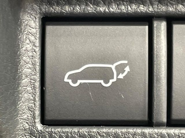 【パワーバックドア】スマートキーや運転席のボタンを押すだけでリアゲートが自動で開閉します!荷物を持っている時や、高い位置にあるバックドアを閉める際に便利な機能です♪