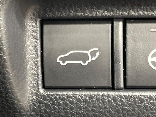 【パワーバックドア】スマートキーや運転席のボタンを押すだけでリアゲートが自動で開閉します!荷物を持っている時や、高い位置にあるバックドアを閉める際に便利な機能です♪