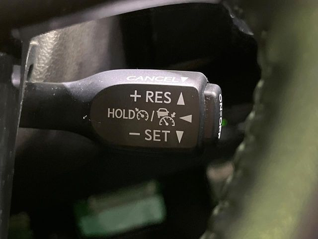 【レーダークルーズコントロール】高速道路での長距離走行が楽に!!自動で速度を保つクルーズコントロールが、衝突軽減システムと連携し、前方の車両を感知して車間を保つように速度調節してくれます!!