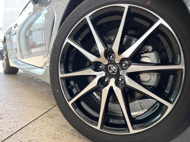 �y����17�C���`�A���~�z�C�[���z�O�ςɃ}�b�`���������A���~�z�C�[���𑕒����Ă���܂��B�e��ЊO�A���~�z�C�[����A�X�^�b�h���X�^�C�����戵�����Ă���܂��B���񂲑��k����������