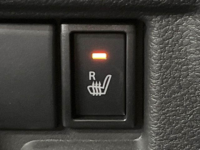 【シートヒーター】寒い日に重宝するシートヒーター!エアコンより早く温まってくれるので寒がりの人も安心ですね♪エアコンの温風は乾燥するから苦手、という方にもをおすすめです。