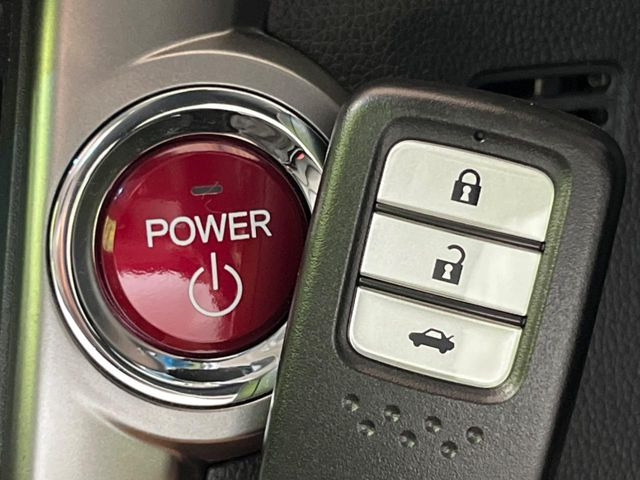 �yHonda�X�}�[�g�L�[�z�J�o����|�P�b�g�ɓ��ꂽ�܂܂ł��h�A�̎{���E�������\�ȃX�}�[�g�L�[�𑕔��B�G���W���̃I���E�I�t�����J�M�����o���K�v����������Ƃ��Ă��֗��ł���