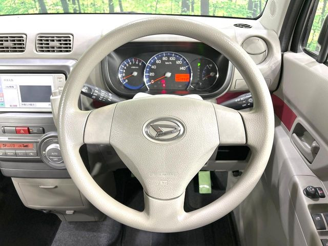�C���e���A�ɍ��킹���f�U�C���̃X�e�A�����O�́A�^�]�������̂��Ƃ��l���A�^�]���₷���`��A�傫���ł��B�����x�A���ۂɐG���Ă��m���߂��������B