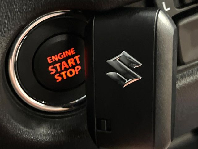 【キーレススタートシステム】カバンやポケットに入れたままでもドアの施錠・解錠が可能なスマートキーを装備。エンジンのオン・オフ時もカギを取り出す必要が無いからとっても便利です♪