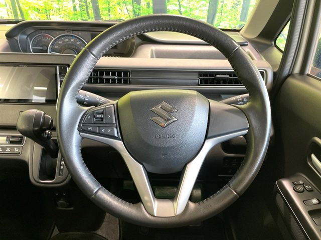 �C���e���A�ɍ��킹���f�U�C���̃X�e�A�����O�́A�^�]�������̂��Ƃ��l���A�^�]���₷���`��A�傫���ł��B�����x�A���ۂɐG���Ă��m���߂��������B