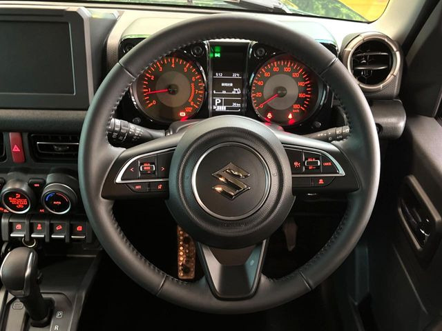 【純正革巻きステアリング】上質な革を使用することで、手にしっかり馴染みとても運転しやすいハンドルです♪