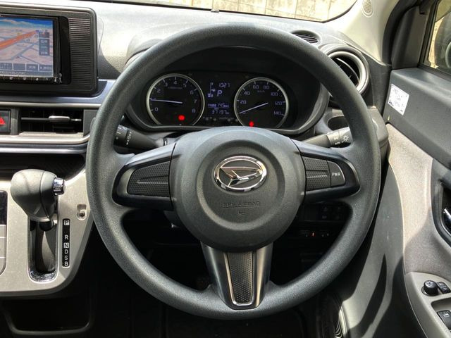 �C���e���A�ɍ��킹���f�U�C���̃X�e�A�����O�́A�^�]�������̂��Ƃ��l���A�^�]���₷���`��A�傫���ł��B�����x�A���ۂɐG���Ă��m���߂��������B