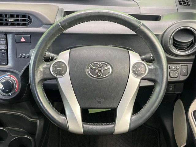 �C���e���A�ɍ��킹���f�U�C���̃X�e�A�����O�́A�^�]�������̂��Ƃ��l���A�^�]���₷���`��A�傫���ł��B�����x�A���ۂɐG���Ă��m���߂��������B
