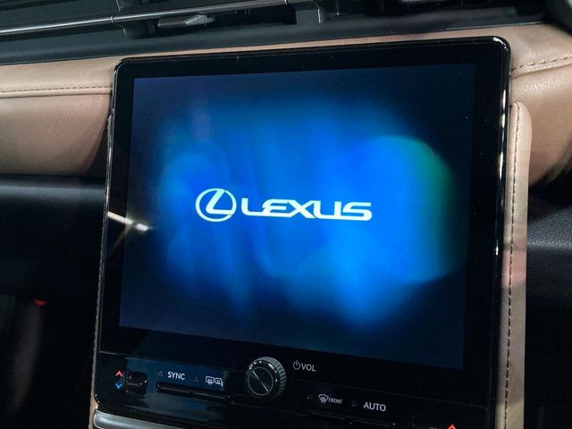 �y9.8�C���` �f�B�X�v���C�I�[�f�B�I�z���ʂ̃f�B�X�v���C��AppleCarPlay��AndroidAuto�����p�\�B�傫�ȉ�ʂŃX�}�z�i�r�A�v���������p���������܂���