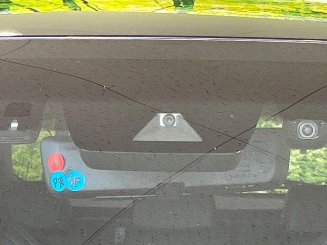 【トヨタセーフティセンス】走行中に前方の車両等を認識し、衝突しそうな時は警報とブレーキで衝突回避と被害軽減をアシスト。より安全にドライブをお楽しみいただけます。