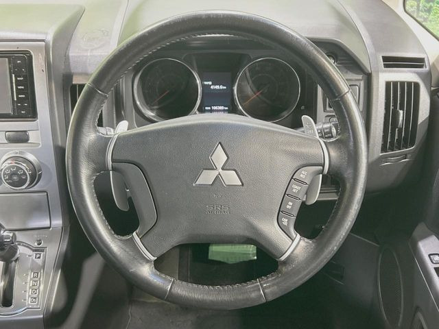 �C���e���A�ɍ��킹���f�U�C���̃X�e�A�����O�́A�^�]�������̂��Ƃ��l���A�^�]���₷���`��A�傫���ł��B�����x�A���ۂɐG���Ă��m���߂��������B
