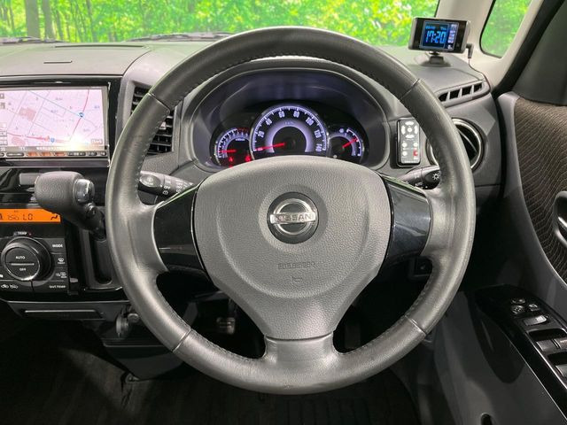 �C���e���A�ɍ��킹���f�U�C���̃X�e�A�����O�́A�^�]�������̂��Ƃ��l���A�^�]���₷���`��A�傫���ł��B�����x�A���ۂɐG���Ă��m���߂��������B
