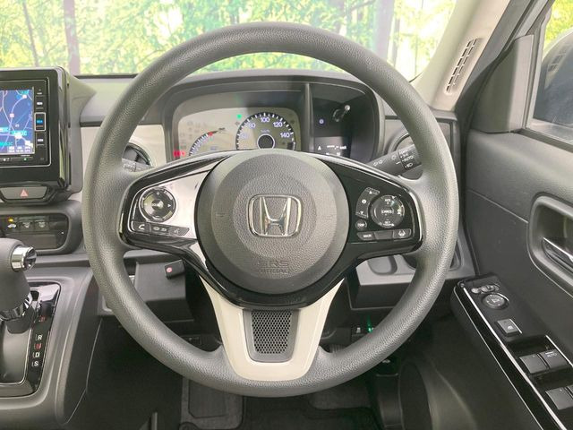 �C���e���A�ɍ��킹���f�U�C���̃X�e�A�����O�́A�^�]�������̂��Ƃ��l���A�^�]���₷���`��A�傫���ł��B�����x�A���ۂɐG���Ă��m���߂��������B