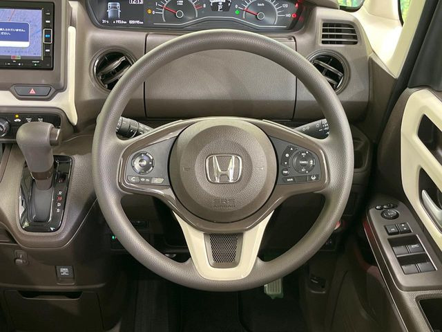 �C���e���A�ɍ��킹���f�U�C���̃X�e�A�����O�́A�^�]�������̂��Ƃ��l���A�^�]���₷���`��A�傫���ł��B�����x�A���ۂɐG���Ă��m���߂��������B