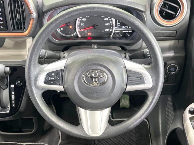 �C���e���A�ɍ��킹���f�U�C���̃X�e�A�����O�́A�^�]�������̂��Ƃ��l���A�^�]���₷���`��A�傫���ł��B�����x�A���ۂɐG���Ă��m���߂��������B