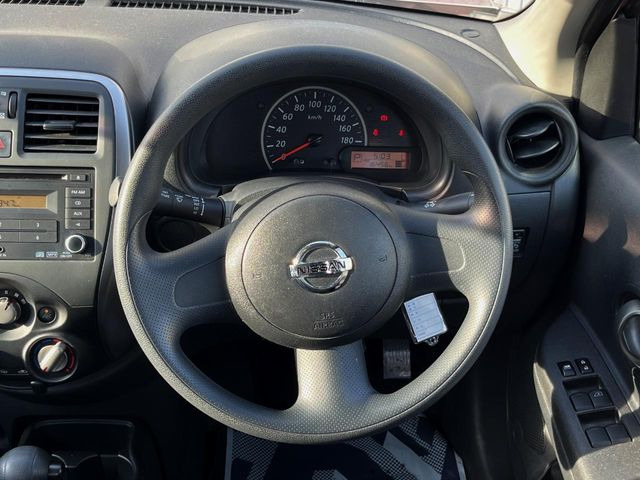 �C���e���A�ɍ��킹���f�U�C���̃X�e�A�����O�́A�^�]�������̂��Ƃ��l���A�^�]���₷���`��A�傫���ł��B�����x�A���ۂɐG���Ă��m���߂��������B