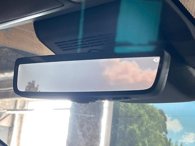 【デジタルインナーミラー】後席の大きな荷物や同乗者で後方が確認しづらい時でも安心!カメラが撮影した車両後方の映像をルームミラー内に表示。クリアな視界で状況の確認が可能です!