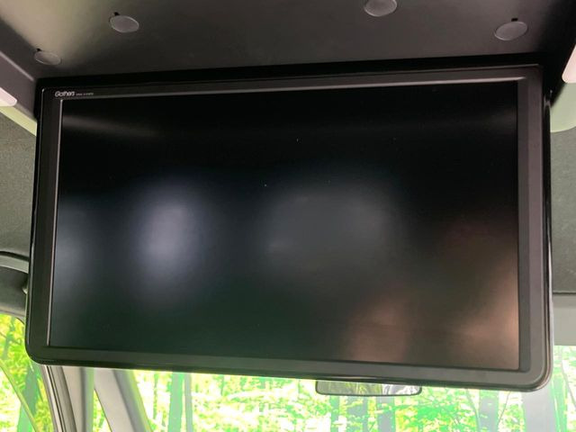 【15.6型フリップダウン】大画面モニターで後席でもエンタメをお楽しみいただけます。家族や友人とお出かけする機会が多い方に大人気です♪