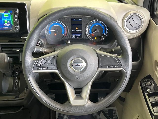 �C���e���A�ɍ��킹���f�U�C���̃X�e�A�����O�́A�^�]�������̂��Ƃ��l���A�^�]���₷���`��A�傫���ł��B�����x�A���ۂɐG���Ă��m���߂��������B