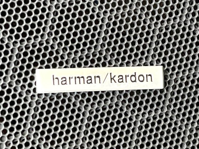 �yharman/kardon�z���[�J�[�I�v�V�����̍��i�ʃT�E���h�V�X�e���𓋍ځB��p�̃`���[�j���O���{���ꂽ�召�l�X�ȃX�s�[�J�[����ǎ��ȃT�E���h���t�ł��A�Տꊴ���ӂ�鉹����Ԃ����o���܂��B